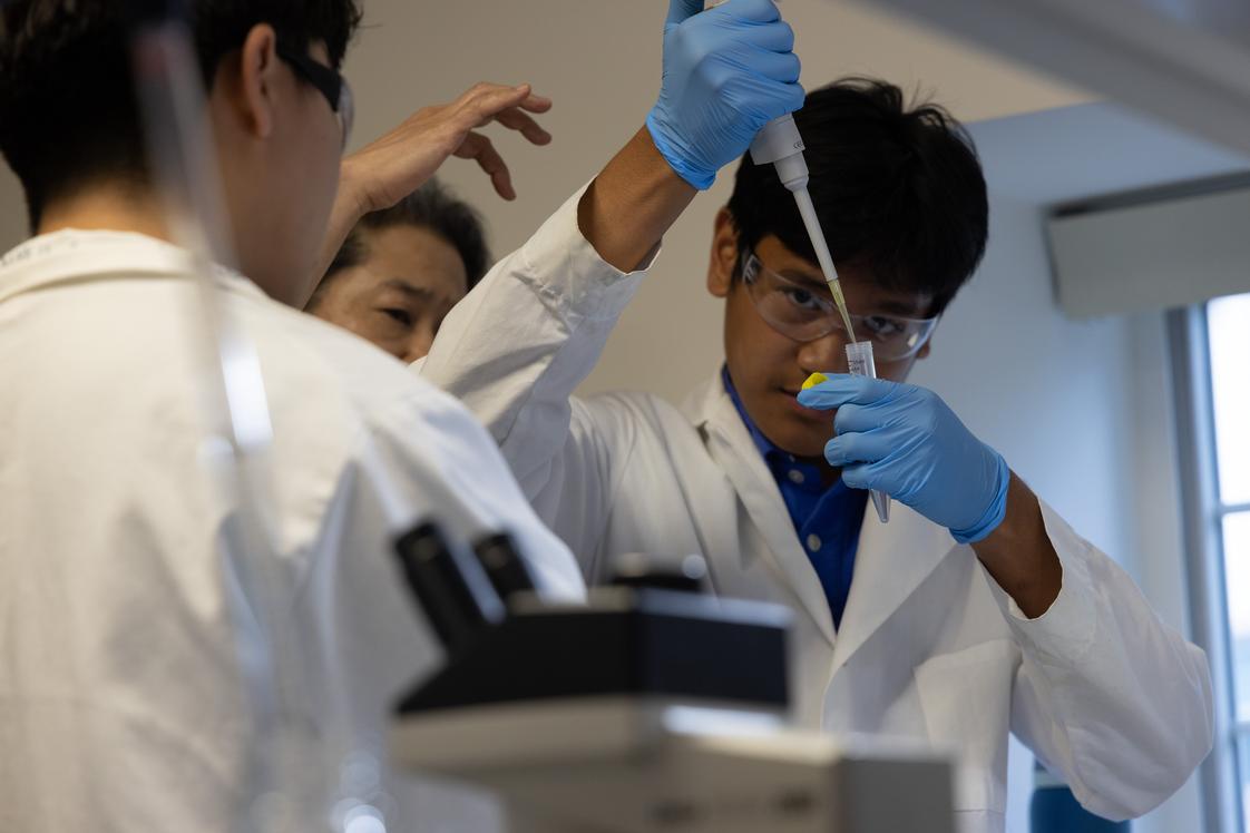 Riverdale Country School Photo - Upper School Science blends disciplines like bioethics, chemistry, and physics, among others, preparing students for real world challenges.