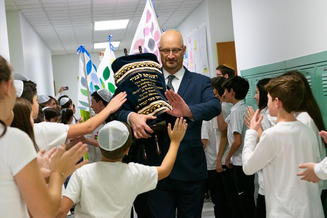 Bernard Zell Anshe Emet Day School Photo - The Bernard Zell Community Torah Welcome Event